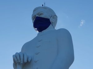 Padre Cícero, símbolo religioso de Juazeiro do Norte, ganha máscara para incentivar o uso do acessório