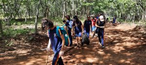 Escola de Juazeiro do Norte realiza ação Ambiental na Trilha do Santo Sepulcro